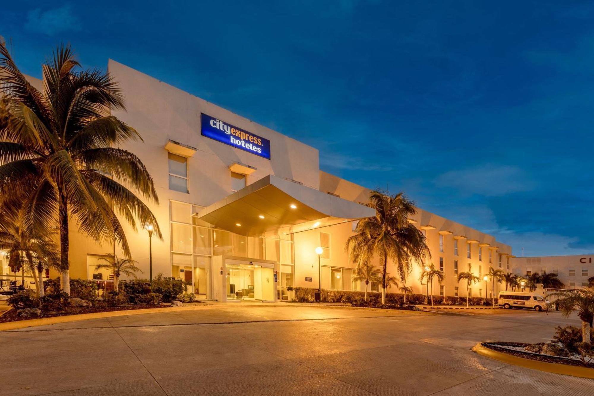 City Express By Marriott Плая дел Кармен Екстериор снимка
